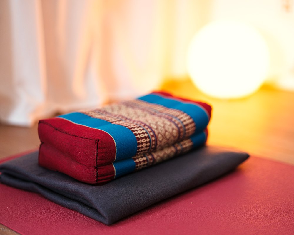 Bolster und Matte im warmen Licht