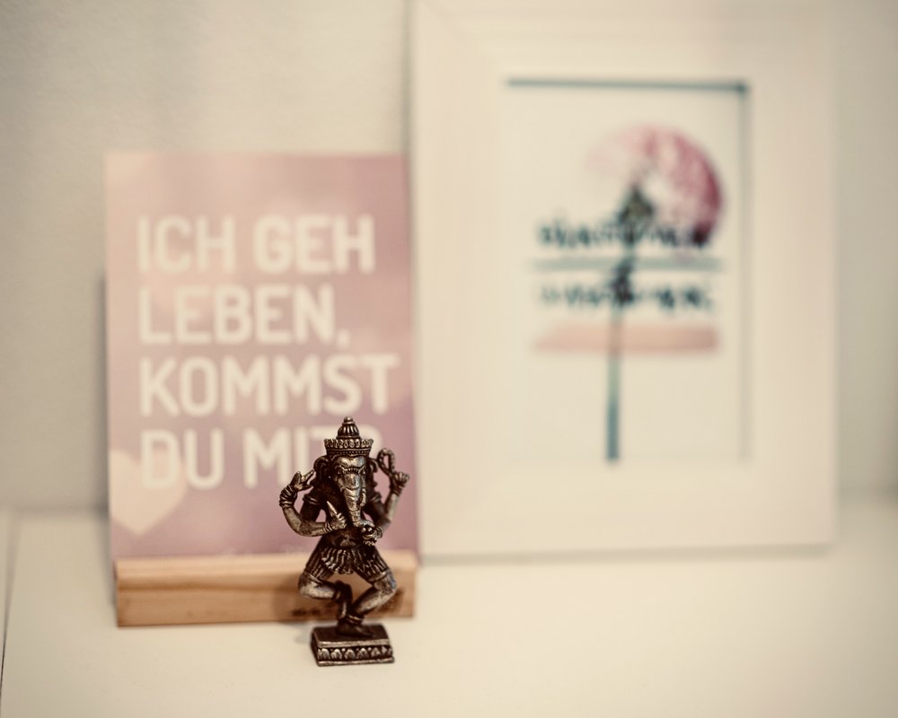 Ganesha-Figur und Karte „Ich geh leben, kommst du mit?“
