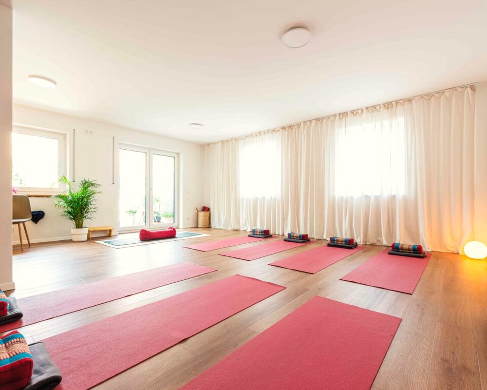Unser „Großer“: heller Yogaraum mit roten Matten